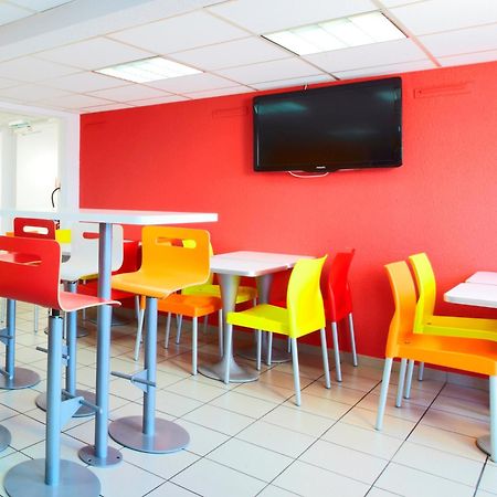 Premiere Classe Montreuil Eksteriør bilde The interior of a typical McDonald's restaurant