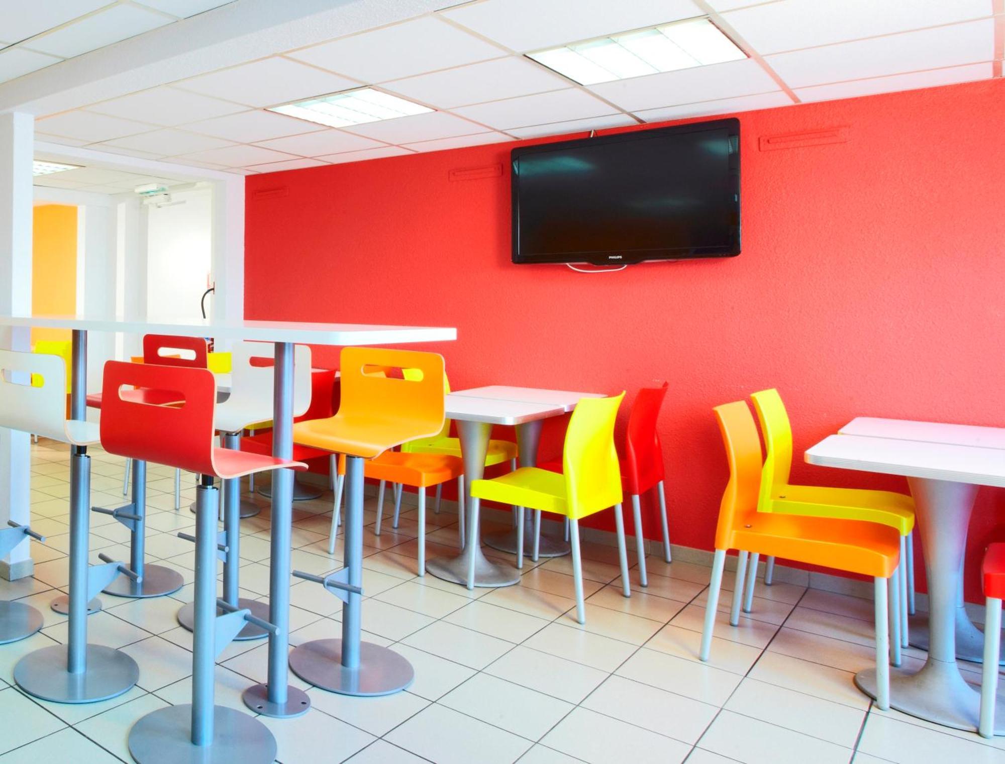 Premiere Classe Montreuil Eksteriør bilde The interior of a typical McDonald's restaurant