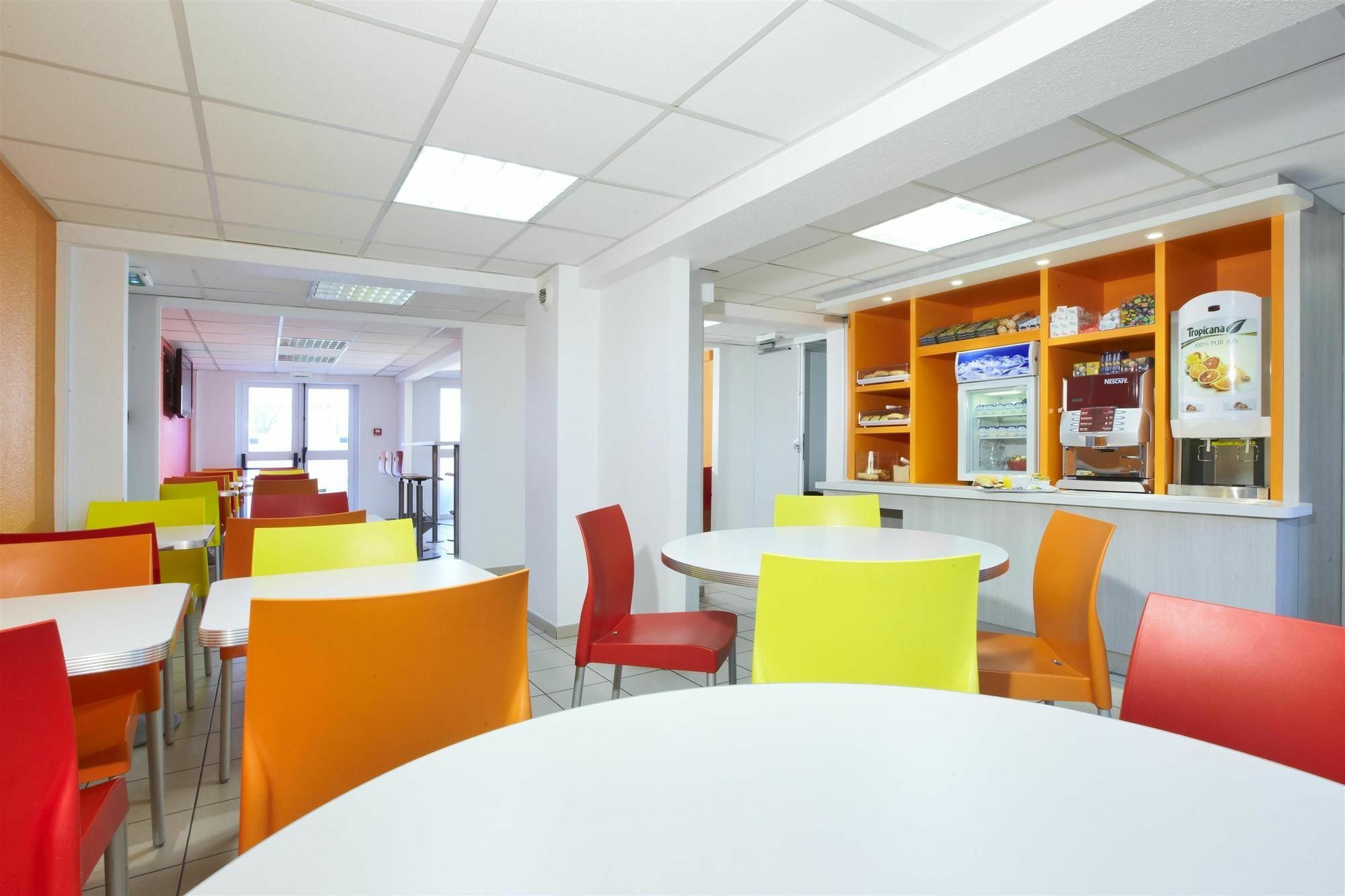 Premiere Classe Montreuil Eksteriør bilde The cafeteria at the University of Novi Sad