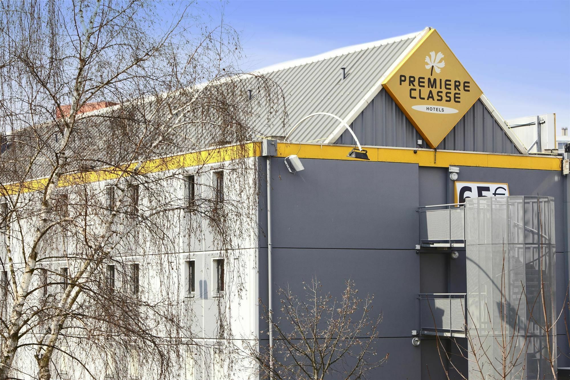 Premiere Classe Montreuil Eksteriør bilde The school's main building